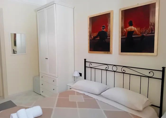 Palazzo Castellano לינה וארוחת בוקר לצ'ה